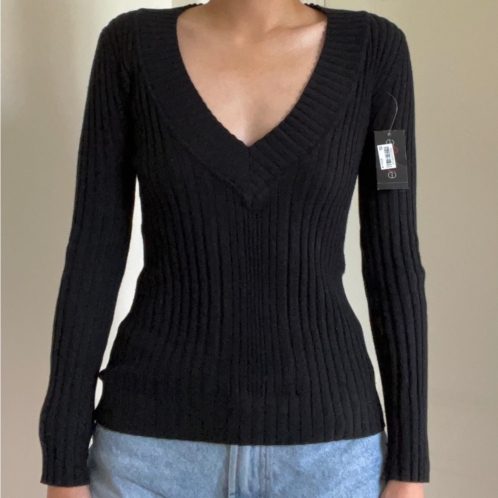 LONG SLEEVE PLUNGE KNIT SWEATER